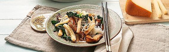 One Pot Udon-Nudeln mit Etorki und glasiertem Hähnchen